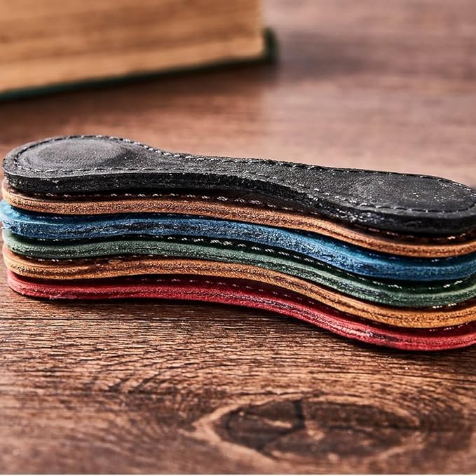 Personalized Magnetic Leather Bookmark, 26 Letters Custom Leather Bookmarks, Handmade, Leather Magnetic Bookmark for Book Lovers Readers Women Kid(Brown，M）